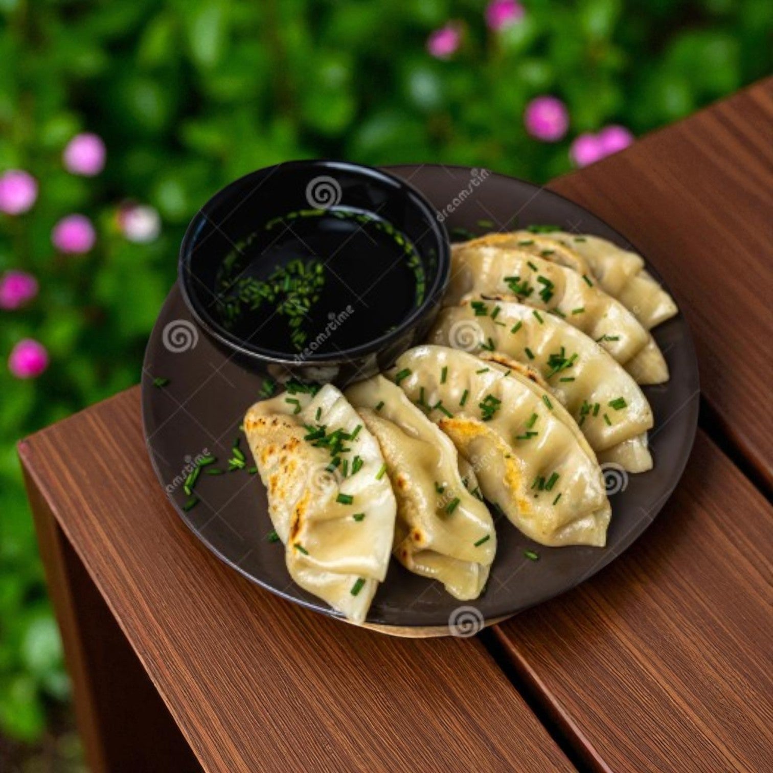 Enjoy the Easy Lunches Potsticker Pork Appetizer, featuring six 1 oz pork potstickers garnished with chives and served with dipping sauce—perfect as an appetizer in any setting. Available in a 120 count case.