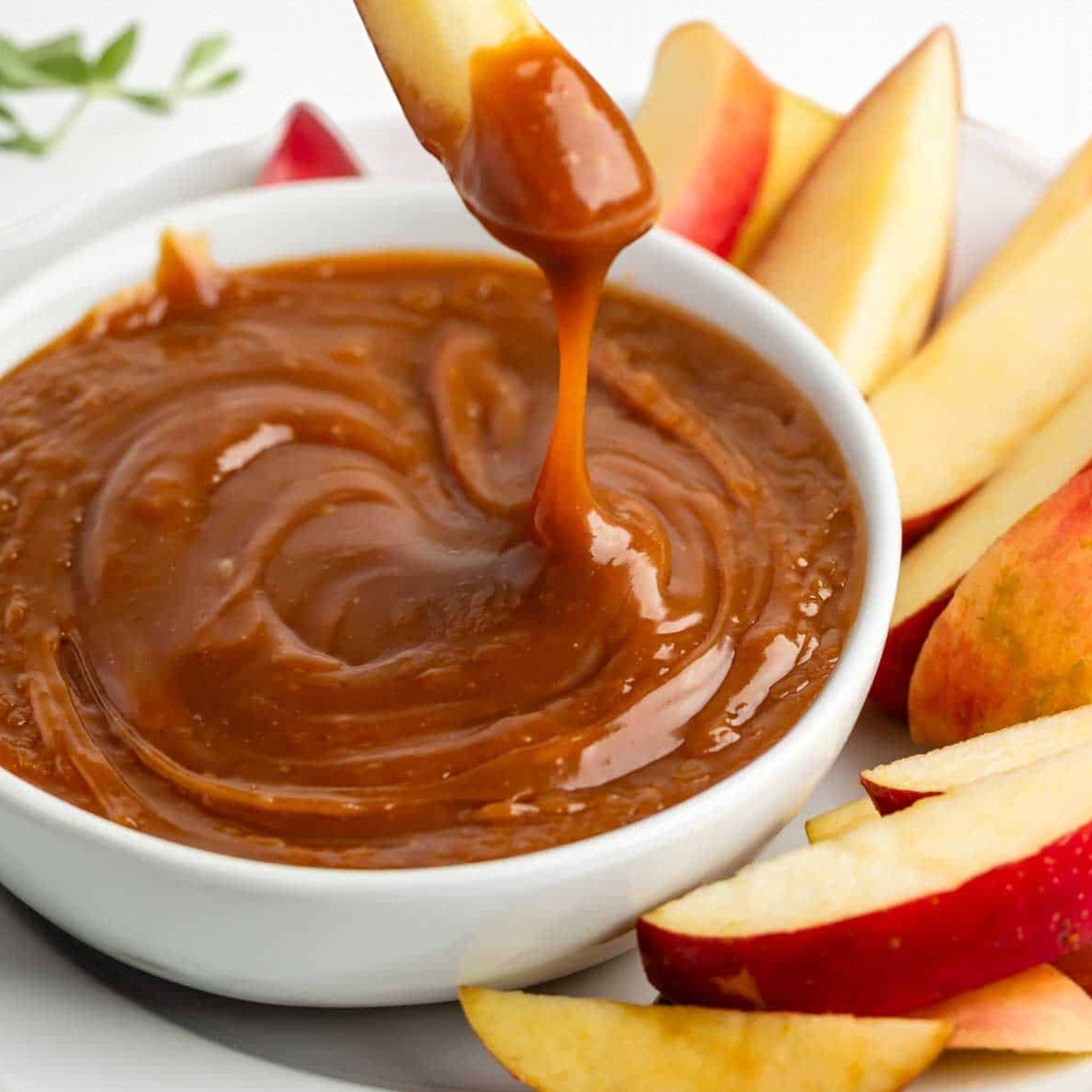 Enjoy the Fresh Apple Slices and Caramel Dip Combo! 100 of each from Peterson Farms for the perfect caramel apple snack and a delicious treat.