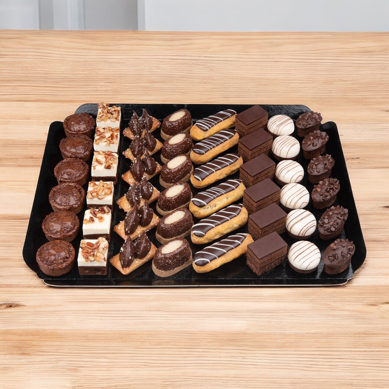 菓子 Patisserie Familiale Pasquier, Cake Assortment Petits Fours Black & White 48 Piece